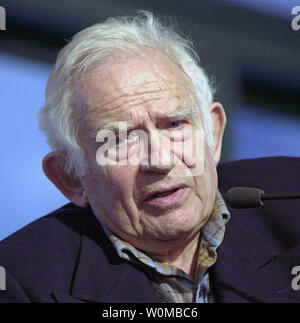 Autore Norman Mailer, mostrato in questo mese di Aprile 30, 2002 file foto a New York di Barnes and Noble book store, è morto all età di 84 a New York City il 10 novembre 2007. Due volte Premio Pulitzer morì di insufficienza renale acuta. (UPI foto/Ezio Peterson) Foto Stock