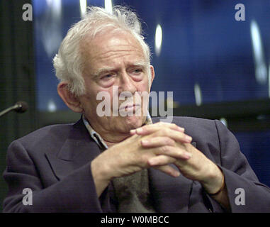 Autore Norman Mailer, mostrato in questo mese di Aprile 30, 2002 file foto a New York di Barnes and Noble book store, è morto all età di 84 a New York City il 10 novembre 2007. Due volte Premio Pulitzer morì di insufficienza renale acuta. (UPI foto/Ezio Peterson) Foto Stock