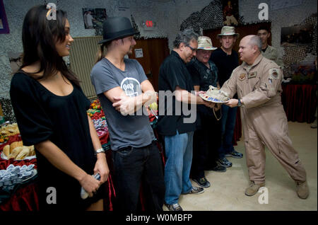 Miss USA Rachel Smith, pluripremiato artista di registrazione Kid Rock, comici Lewis nero, Robin Williams e 7 volte vincitore del Tour de France Lance Armstrong (L a R) sono accolti Al Udeid Air Base, Qatar da Brig. Gen. Charlie Lyon comandante prima della prima mostra del 2007 OSU tour vacanza sul dicembre 17, 2007. Stati Uniti Navy Adm. Mike Mullen, presidente Comune di capi di Stato Maggiore ha ospitato il 15-stop, 7-country tour ringraziando il avanti le truppe dispiegate per il loro sacrificio e il servizio. (UPI foto/Ciad J. McNeeley/Dipartimento della Difesa) Foto Stock