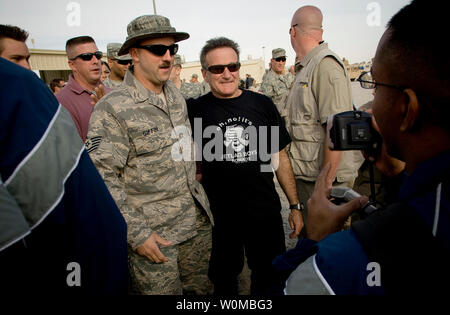 Robin Williams (C) pone per le foto con i membri del servizio assegnato al Kuwait durante l'OSU Tour vacanza sul dicembre 18, 2007. Insieme con la Williams, tour host Presidente del Comune di capi di Stato Maggiore della Marina Militare, ADM. Mike Mullen è stato affiancato dal comico Lewis nero, 7 volte vincitore del Tour de France Lance Armstrong, pluripremiato artista di registrazione Kid Rock e Miss USA Rachel Smith sulla 15-stop, 7-country tour ringraziando il avanti le truppe dispiegate per il loro sacrificio e il servizio. (UPI foto/Ciad J. McNeeley/Dipartimento della Difesa) Foto Stock