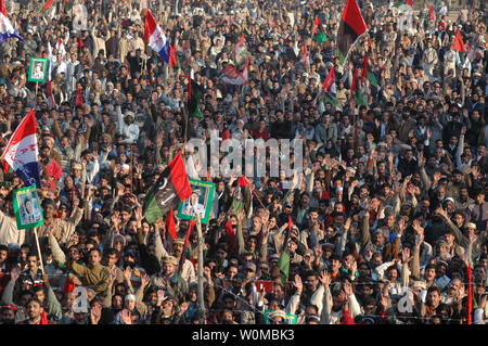 Migliaia di sostenitori del Pakistan dell ex primo ministro e il leader dell opposizione Benazir Bhutto ascoltarla parlare al suo ultimo rally a Rawalpindi il 27 dicembre 2007. Bhutto è stato assassinato poco dopo aver parlato per l elezione al rally Liaqat Bagh nella città di Rawalpindi, Pakistan. UPI (foto). Foto Stock