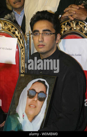 Bilawal Bhutto Zardari, figlio di Il pakistan ucciso ex primo ministro Benazir Bhutto, detiene una foto di sua madre come si rivolge a una conferenza stampa in Naudero, vicino Larkana, Pakistan sul dicembre 30, 2007. Benazir' Bhotto's marito Asif Ali Zardari e il figlio Bilawal Bhutto Zardari erano stati nominati per riuscire il pakistano ucciso il leader dell opposizione. UPI (foto). Foto Stock