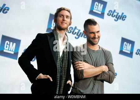 Il Grammy award-winning Maroon 5 membri della band Jesse Carmichael (sinistra) e Adam Levine pone per i fotografi prima di iniziare le operazioni di stile GM - General Motors' musica e gala di moda che dà dei calci-off il 2008 North American International Auto Show Sabato, 12 gennaio 2007 a Detroit, Michigan. La manifestazione offre gli ospiti musicali Kid Rock, Mary J Blige e Maroon 5; come pure del GM la maggior parte delle vetture eleganti e mode da alcuni tra i leader mondiali nella progettazione. (UPI foto/John F. Martin/General Motors).. Foto Stock