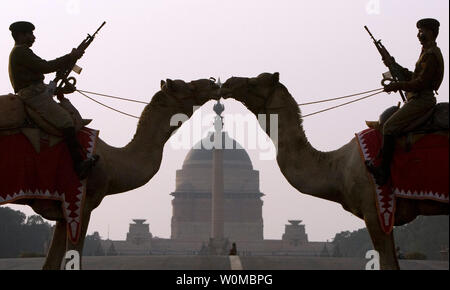 Confine indiano di sicurezza soldati di forza montato su cammelli stand presso la prova del ritiro di battitura, in New Delhi, India, 21 gennaio 2008. Il Ritiro di battitura segna la fine della Repubblica alle celebrazioni del Giorno. UPI (foto). Foto Stock