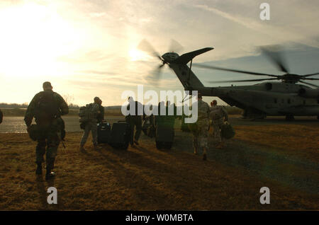 Stati Uniti I soldati dell esercito e forza aerea della 45th civile il Team di supporto, Armata del Tennessee e Air National Guard per preparare a bordo di un CH-53 Sea Stallion elicottero a La Carolina del Nord Air National Guard air base in New London, Carolina del Nord il 6 febbraio 2008. I soldati parteciperanno nel funzionamento dello schermo dell'Est, una joint-service training esercizio che simula una delle armi di distruzione di massa di eventi e una risposta multiagency in diversi giorni. (UPI foto/Brian E. Christiansen/STATI UNITI Air Force) Foto Stock