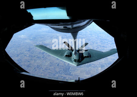 A B-2 Spirit aeromobile si avvicina il braccio di un KC-135R Stratotanker aeromobile dal 319Air Refuelling Wing fuori di Grand Forks Air Force Base, N.D., durante una missione di rifornimento al di sopra del Midwest il 4 febbraio 2008. (UPI foto/Ciad M. Kellum/USAF) Foto Stock