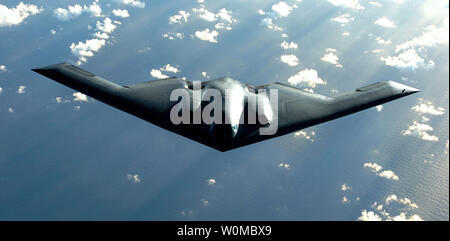 A B2 Spirito bombardiere Stealth è raffigurato durante un volo di Andersen Air Force Base, Guam il 5 aprile 2005. Un B-2 bombardiere stealth si è schiantato al suolo dopo il decollo dalla Andersen Air Force Base in Guam il 23 febbraio 2008. I due piloti espulso in modo sicuro dal bombardiere. Questo crash è il primo in assoluto di una B2 bombardiere stealth. (UPI foto/Val Gempis/STATI UNITI Air Force) Foto Stock