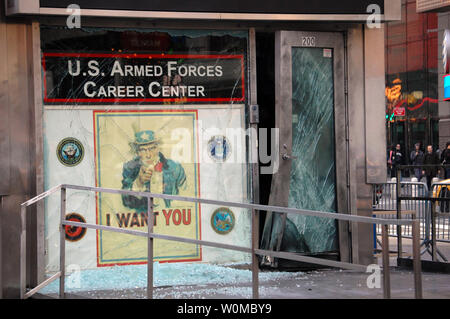 Un improvvisato dispositivo esplosivo eiettato l'entrata per gli Stati Uniti Forze armate centro in carriera, una joint-service di stazione di reclutamento situato in Times Square a circa 3:45 del mattino a New York il 6 marzo 2008. L'esplosione non ha causato lesioni. Una delle più frequentate stazioni di reclutamento nella nazione, il reclutamento di office è singolarmente si trova su un isola triangolare nel centro dell'iconico di Manhattan e di intersezione è stato il sito di periodici alle manifestazioni contro la guerra. (UPI foto/Karim Delgado/Navy Visual News Service) Foto Stock