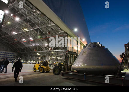 Questo non datato la NASA Immagini mostra un mock-up di Orion capsula spaziale come teste a sua residenza temporanea in un hangar della NASA Langley Research Center di Hampton, Virginia. Nel tardo 2008, il full-size modello strutturale sarà gettata fuori da un lancio simulato pad in Stati Uniti Esercito il White Sands Missile Range nel Nuovo Messico per testare il veicolo spaziale astronauta del sistema ESC, che garantisca un sicuro e affidabile metodo di fuga per gli astronauti in caso di emergenza. La NASA Costellazione del programma è la costruzione della Orion equipaggio veicolo di trasportare gli esseri umani alla Stazione Spaziale Internazionale entro il 2015 e di la luna Foto Stock