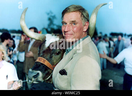 Attore Charlton Heston, visto qui in questo file non datata foto in piedi di fronte a un Texas Longhorn Bull, morì all'età di 84 anni nella sua casa di Beverly Hills il 5 aprile 2008. (UPI foto/file) Foto Stock