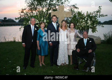 Il Presidente George W Bush e la sig.ra Laura Bush e il sig. e la Sig.ra Hager posano con i novelli sposi, Jenna e Henry Hager, davanti all'altare su Prairie Cappella Ranch vicino a Crawford, Texas, il 10 maggio 2008. Foto rilasciata dalla Casa Bianca il 11 maggio. (UPI foto/White House/Shealah Central Plaza Hotel) Foto Stock