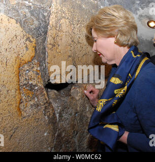 Stati Uniti La First Lady Laura Bush visita le gallerie del Muro occidentale, giudaismo del sito più sacro, a Gerusalemme il 14 maggio 2008. Stati Uniti Il Presidente George W Bush e la First Lady sono in visita a Israele di partecipare alle celebrazioni del sessantesimo compleanno dell'Israele. (UPI foto/Mark Neyman/Governo israeliano Ufficio Stampa) Foto Stock