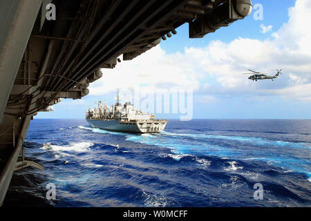 I militari di comando Sealift flotta oliatore di rifornimento USNS Ponte (T-AOE 10) trascina lungo il lato della Nimitz-class portaerei USS Ronald Reagan (CVN 76) prima di un rifornimento in mare nel Pacifico il 7 giugno 2008. Ronald Reagan Carrier Strike gruppo è su una distribuzione programmata nel 7 ° Flotta area di responsabilità operanti nel Pacifico occidentale e nell'Oceano Indiano. (UPI foto/MCS3C Chelsea Kennedy/USN) Foto Stock