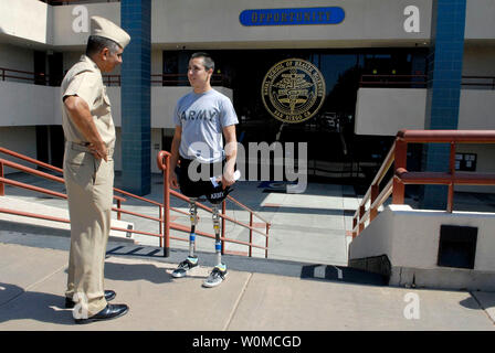 Master Chief Sottufficiali della Marina Joe R. Campa Jr. (L) parla di U.S. Army Spec. Giuseppe Serino (R) al di fuori del Naval Medical Center di San Diego, in California, il 17 giugno 2008. Serino è stato ferito da un improvvisato dispositivo esplosivo nel sud di Baghdad il 16 giugno 2007. Campa è la più alta in classifica la marina arruolato Sailor. (UPI foto/MC1 Jennifer A. Villalovos/STATI UNITI Marina) Foto Stock