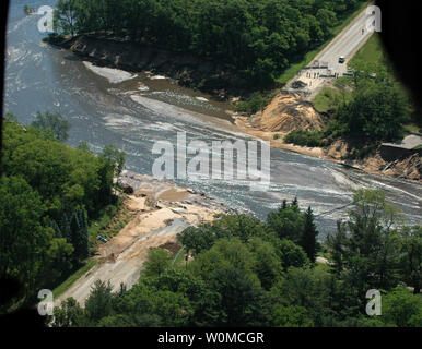 Una strada è lavato fuori dalle inondazioni del fiume di aragosta in Jefferson County, Wisconsin, il 14 giugno 2008. (UPI foto/Barry Bahler/FEMA) Foto Stock