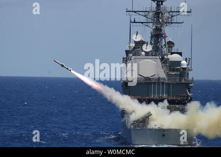 Il guidato-missili cruiser USS Lake Erie (CG 70) incendi un AGM-84 Harpoon anti-missile nave durante il cerchio del Pacifico (RIMPAC) nell'Oceano Pacifico sulla luglio 11, 2008. RIMPAC è un esercizio semestrale ospitato dal governo degli STATI UNITI Flotta del pacifico che riunisce le forze militari provenienti da Australia, Canada, Cile, Perù, Giappone, Paesi Bassi, a Singapore, il Regno Unito e la Repubblica di Corea. (UPI foto/STATI UNITI Marina) Foto Stock