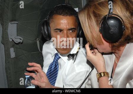 Presunto candidato presidenziale democratico Sen. Barack Obama (D-il) (l) scorre in un elicottero con il Ministro degli esteri israeliano Tzipi Livni su Israele il 23 luglio 2008. (UPI foto/Israele Governo Ufficio Stampa) Foto Stock