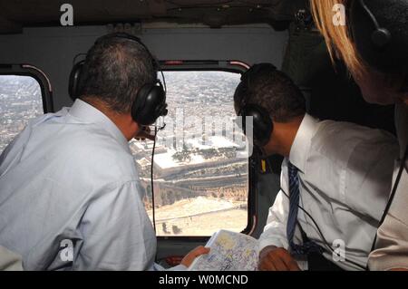 Presunto candidato presidenziale democratico Sen. Barack Obama (D-il) (C) scorre in un elicottero israeliano con il Ministro della Difesa Ehud Barak (L) e il ministro degli Esteri Tzipi Livni (R) su Israele il 23 luglio 2008. (UPI foto/Israele Governo Ufficio Stampa) Foto Stock