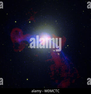 Questo agosto, 5 2008 La NASA composito immagine catturata dal Telescopio Spaziale Hubble visibile, di radio e di telecamere a raggi X mostra galassia M87, un gigante galassia ellittica in Virgo cluster. (UPI foto/NASA) Foto Stock