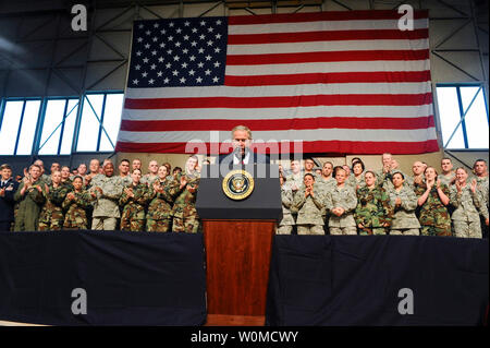 Stati Uniti Il Presidente Bush parla di Eielson Air Force Base in Alaska, il 4 agosto 2008. Il presidente del Consiglio ha fatto una breve sosta a Eielson il suo modo per i Giochi olimpici del 2008 che si terrà a Pechino, in Cina. Durante il suo tempo qui ha avuto la possibilità di parlare a una folla di oltre 2 mila militari e prendere il tempo di agitare le mani e li ringrazio per il loro servizio. (UPI foto/Jonathan Snyder/STATI UNITI Air Force) Foto Stock