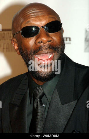 Musicista Isaac Hayes, visto in questo giugno 9, 2005 file foto alla trentaseiesima edizione Songwriters Hall of Fame cerimonia di premiazione si terrà a New York, è stato trovato morto oggi nella sua casa di Memphis, Tennessee, 10 agosto 2008. Egli è stato 65. (UPI foto/Ezio Petersen/File) Foto Stock