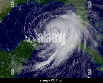 In questo mese di settembre 10, 2008 satellite NOAA mostra fotografica di Hurricane Ike come si muove nel Golfo del Messico. La tempesta è atteso per intensità a una categoria 3 uragano prima rende approdo in Texas o Messico settentrionale di sabato. La tempesta si sta muovendo verso ovest-nord-ovest a 8 MPH con un massimo di venti sostenuti vicino a 85 km/h. Foto Stock