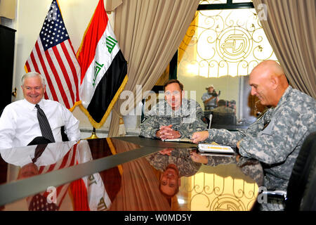 Il Segretario alla Difesa Robert M. Gates (L), Esercito gen. David H. Petraeus (C) e l'esercito gen. Raymond odierno parlare prima della forza multinazionale in Iraq cambiamento di comando in Iraq il 16 settembre 2008. Gen. odierno è di assumere il comando della forza multinazionale in Iraq. (UPI foto/Jerry Morrison/DOD) Foto Stock