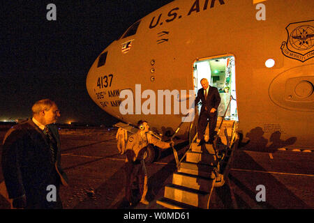 Stati Uniti Il Segretario alla Difesa Robert M. Gates scende da un U.S. Air Force C-17 Globemaster III aeromobile a Kabul, Afghanistan, il 16 settembre 2008. Il segretario Gates è in Asia sud-ovest di incontrarsi con gli iracheni e Afgan leader e a presiedere la modifica del Comandante generale della forza multinazionale in Iraq cerimonia. (UPI Photo/ Jerry Morrison/DOD) Foto Stock