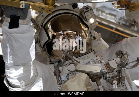 Astronauta Steve Bowen, STS-126 lo specialista di missione, partecipa alla missione della prima sessione di attività extravehicular (EVA) come costruzione e manutenzione continuare sulla Stazione Spaziale Internazionale il 18 novembre 2008. Durante le sei ore, 52-minute spacewalk, Bowen e astronauta Heidemarie Stefanyshyn-Piper (al di fuori del frame), lo specialista di missione, ha lavorato per pulire e lubrificare la parte della stazione di tribordo alfa solare giunti rotanti (SARJ) e condotte in altri interventi generali di manutenzione. (UPI foto/NASA) Foto Stock