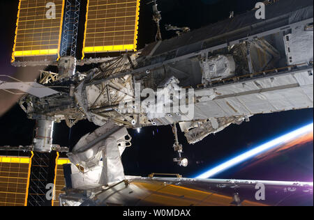 Astronauta Steve Bowen, STS-126 lo specialista di missione, partecipa alla missione della prima sessione di attività extravehicular (EVA) come costruzione e manutenzione continuare sulla Stazione Spaziale Internazionale il 18 novembre 2008. Durante le sei ore, 52-minute spacewalk, Bowen e astronauta Heidemarie Stefanyshyn-Piper (al di fuori del frame), lo specialista di missione, ha lavorato per pulire e lubrificare la parte della stazione di tribordo alfa solare giunti rotanti (SARJ) e condotte in altri interventi generali di manutenzione. (UPI foto/NASA) Foto Stock