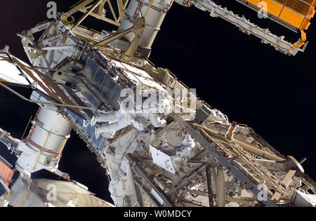 Astronauta Steve Bowen, missione NASA STS-126 specialista, partecipa alla missione della terza sessione programmata di attività extravehicular (EVA) come costruzione e manutenzione continuare sulla Stazione Spaziale Internazionale, il 22 novembre 2008. Durante le sei ore, 57-minute spacewalk, Bowen e astronauta Heidemarie Stefanyshyn-Piper (al di fuori del frame), lo specialista di missione, concentrato i loro sforzi sulla continua pulizia della stazione solare a dritta alfa giunto rotante (SARJ) e la rimozione e sostituzione del cuscinetto a rotelle complessivi (TBA). Bowen e Piper anche pulire la zona intorno al SARJ's Foto Stock