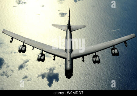 A B Stratofortress gli aeromobili fuori di Minot Air Force Base, N.D., vola sopra l'Oceano Pacifico il 13 novembre 2008. (UPI foto/Kevin J. Gruenwald/STATI UNITI Air Force) Foto Stock