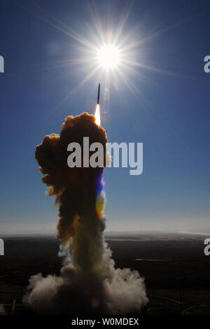 Una ground-based interceptor solleva dalla base aerea di Vandenberg in California il 5 dicembre 2008. Il lancio, designato FTG-05, è stato un test del Ground-based Midcourse elemento di Difesa del missile balistico sistema di difesa. Il missile è intercettato con successo un long-range bersaglio lanciato da Kodiak, Alaska. (UPI foto/Joe Davila/STATI UNITI Marina) Foto Stock