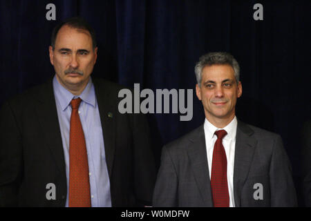 Stati Uniti Il presidente eletto Barack Obama è designato il Capo dello Staff Rahm Emanuel (R) e senior advisor David Axelrod (L) ascolto alle domande dei giornalisti a Obama circa il governatore dell'Illinois scandalo nel corso di una conferenza stampa a Chicago il 15 dicembre 2008. (UPI Photo/ Jeff Haynes/ Piscina) Foto Stock