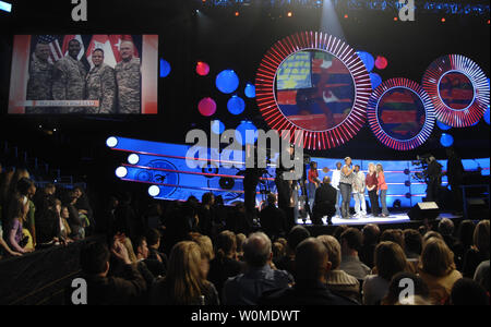 Queen Latifah introduce i familiari degli STATI UNITI Esercito nazionale Guard 261vigili del segnale per i loro cari dispiegato in Iraq via satellite al inaugurale ÒKids: Siamo FutureÓ concerto al Verizon Center di Washington il 19 gennaio 2009. Michelle Obama, moglie del Presidente eletto Barack Obama, insieme con le figlie Malia e Sasha, erano presenti. (UPI foto/Donna Lou Morgan/STATI UNITI Marina) Foto Stock