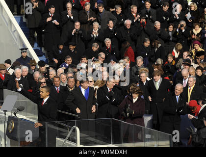 Il presidente Barack Obama onde per la folla prima di dare il suo discorso inaugurale dopo aver prestato giuramento di office a Washington il 20 gennaio 2009. Più di 5 mila uomini e donne in uniforme sono fornire assistenza militare cerimoniale di supporto alla inaugurazione presidenziale, una tradizione che risale a George Washington 1789 inaugurazione. (UPI foto/Master Sgt. Cecilio Ricardo/STATI UNITI Air Force) Foto Stock