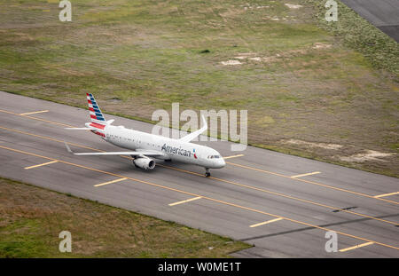NEW YORK, STATI UNITI D'AMERICA-Giugno 17, 2019: Un American Airlines jet pendolari si muove attraverso la pista di atterraggio dell'Aeroporto Internazionale JFK di New York ho Foto Stock