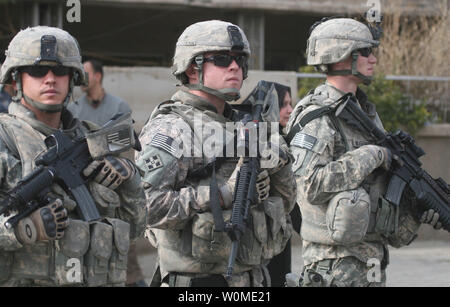 Pattuglia di soldati in prossimità di una stazione di polling a Bagdad è il 31 gennaio 2009. Gli iracheni hanno votato dietro il filo spinato, pesante pattuglia di polizia, e checkpoint impedendo eventuali gravi atti di violenza durante la campagna elettorale. (UPI foto/Ali Jasim) Foto Stock