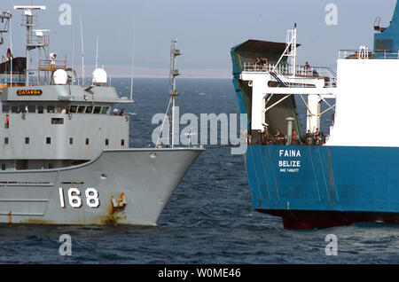 Gli Stati Uniti Navy fleet ocean tug USNS Catawba (L) fornisce carburante e acqua fresca per nave Faina dopo il suo rilascio da parte di pirati somali il 5 febbraio 2009. I pirati somali rilasciato la nave Faina dopo aver premuto dal Settembre 25, 2008. Gli Stati Uniti La marina è rimasta all'interno del campo visivo della nave e mantenuta a 24 ore, 7 giorni a settimana presenza poiché è stato catturato. Il Belize bandiera nave cargo è di proprietà e gestito da "Spedizione Kaalbye Ucraina' e trasporta un carico di ucraino T-72 serbatoi e relative apparecchiature. (UPI foto/Michael R. McCormick/STATI UNITI Marina) Foto Stock