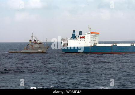 Gli Stati Uniti Navy fleet ocean tug USNS Catawba (L) fornisce carburante e acqua fresca per nave Faina dopo il suo rilascio da parte di pirati somali il 5 febbraio 2009. I pirati somali rilasciato la nave Faina dopo aver premuto dal Settembre 25, 2008. Gli Stati Uniti La marina è rimasta all'interno del campo visivo della nave e mantenuta a 24 ore, 7 giorni a settimana presenza poiché è stato catturato. Il Belize bandiera nave cargo è di proprietà e gestito da "Spedizione Kaalbye Ucraina' e trasporta un carico di ucraino T-72 serbatoi e relative apparecchiature. (UPI foto/Michael R. McCormick/STATI UNITI Marina) Foto Stock