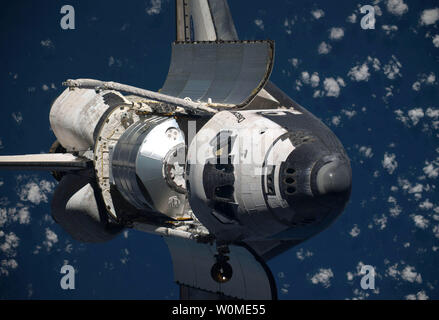 Questo NASA prese dai membri di equipaggio all'estero la Stazione Spaziale Internazionale mostra lo Space Shuttle Discovery, sulla missione STS-128, come è eseguita a 360 grado backflip, prima di docking del 30 agosto 2009. Questa vista mostra quasi tutta la porzione superiore della scoperta, inclusa la logistica multifunzione modulo (Leonardo) nella stiva di cargo. UPI/NASA Foto Stock