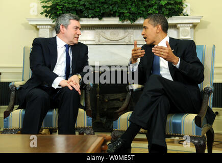 Stati Uniti Il presidente Barack Obama (R) parla al Primo ministro britannico Gordon Brown durante una disponibilità media a seguito di una riunione nell'Ufficio Ovale della Casa Bianca a Washington il 3 marzo 2009. (UPI foto/Kevin Dietsch) Foto Stock