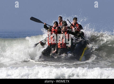 Michael Phelps, in alto a destra e i membri dell'U.S. Nuotare nazionale Team partecipare nel passaggio di surf a Naval Special Warfare Center a Naval Amphibious Base a Coronado, la California il 19 marzo 2009. La base di demolizione subacquea/SEAL program è un programma di 6 mesi di corso di formazione in cui oltre la metà degli studenti sono eliminati durante una rigorosa "Hell settimana' e poi procedere per immersioni subacquee e guerra terrestre della formazione. (UPI foto/Blake R. mezzanotte/STATI UNITI Marina) Foto Stock
