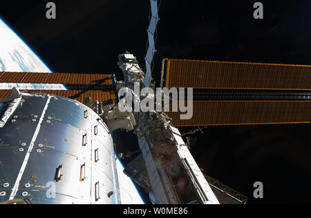 Il laboratorio Columbus, a dritta e a traliccio solar array pannelli sono presentati in questa immagine della NASA, backdropped dalla caligine dello spazio e della terra, orizzonte mentre lo Space Shuttle Discovery è inserito con la Stazione Spaziale Internazionale il 19 marzo 2009. (UPI foto/NASA) Foto Stock