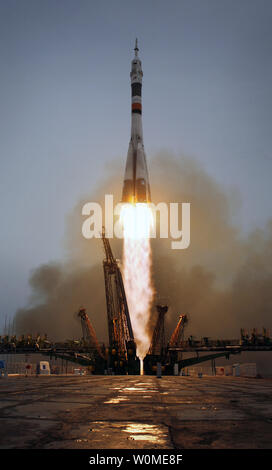 Il Soyuz TMA-14, portando Expedition 19 comandante Gennady Padalka I., Tecnico di volo Michael R. Barratt e partecipante al volo spaziale Charles Simonyi alla Stazione Spaziale Internazionale, lancia dal cosmodromo di Baikonur in Kazakistan il 26 marzo 2009 . (UPI foto/Bill Ingalls/NASA) Foto Stock