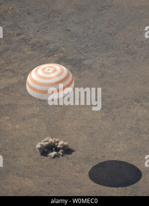 Il Soyuz TMA-13 spaziali, portando Expedition 18 comandante Michael Fincke, Tecnico di volo Yury V. Lonchakov e il volo spaziale americano partecipante Charles Simonyi, terre, Mercoledì, Aprile 8, 2009, vicino Zhezkazgan, Kazakistan. Fincke e Lonchakov tornare dopo aver trascorso sei mesi sulla Stazione spaziale internazionale e Simonyi è di ritorno dal suo lancio con la spedizione 19 membri di equipaggio di dodici giorni prima. (UPI foto/Bill Ingalls/NASA) Foto Stock