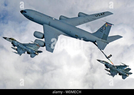 Una KC-135 Stratotanker dalla Royal Air Force Mildenhall, Inghilterra, refuels una coppia di F-16 Fighting Falcons durante un esercizio di multinazionali oltre gli Stati baltici, Aprile 7, 2009. Il Stratotankers da RAF Mildenhall includono il 'Casella D' marcatura di coda, risalenti alla Seconda Guerra Mondiale. (UPI foto/Jerry Fleshman/US Air Force) Foto Stock