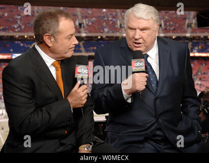 Ex Oakland Raiders pullman, emittente, e Hall of Famer John Madden (R) e al Michaels sono visti in un dicembre 26, 2005 file foto alla loro ultima trasmissione di ABC di gioco del calcio di notte di lunedì al Giants Stadium di East Rutherford, New Jersey. Madden ha annunciato il 16 aprile 2009 che egli si ritirerà dalla radiodiffusione dopo più di trent'anni. (UPI foto/Ida Mae astuto/File) . Foto Stock