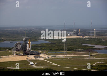 NASA Space Shuttle Atlantis (L) e si sforza di stand su Launch Pad 39A e 39b in corrispondenza di NASA Kennedy Space Center in Florida, 17 aprile 2009. La NASA sta preparando per il lancio di Atlantis il 12 maggio per una missione di servizio al telescopio spaziale Hubble. Adoperano sarà a portata di mano in caso di una missione di soccorso. (UPI foto/NASA) Foto Stock