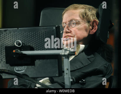 Stephen Hawking, astro-fisico e professore presso l'Università di Cambridge, parla a Washington il 21 aprile 2008. Hawking, chi è stato 'molto malato", è stato ricoverato in ospedale il 20 aprile 2009, a Cambridge University comunicato. (UPI foto/Kevin Dietsch/file) Foto Stock